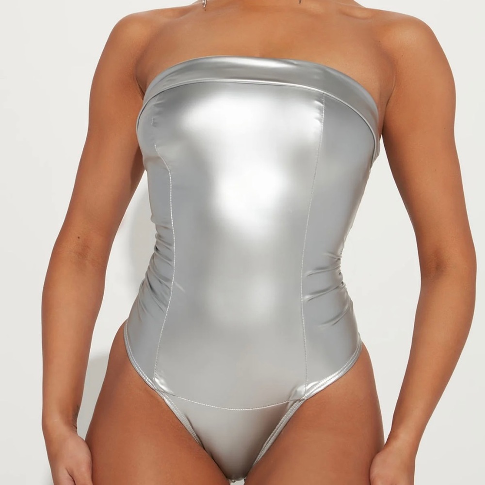 Never worn Silver Bodysuit. Size medium